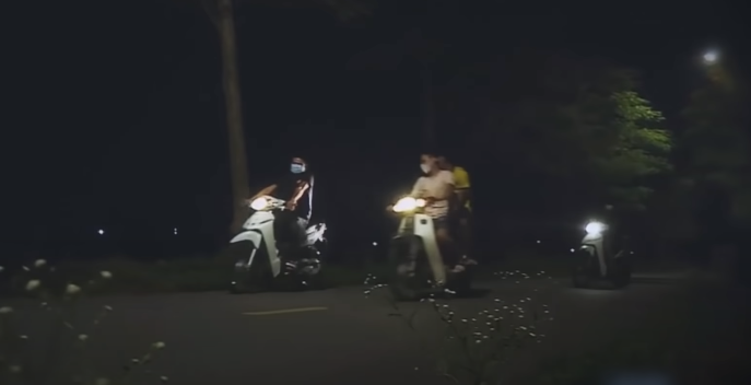 Tiếp đó trong các ngày 27 và 28/1/2021, trên địa bàn quận Nam Từ Liêm và huyện Quốc Oai cũng xảy ra hai vụ cướp tài sản với thủ đoạn tương tự. Cụ thể, khoảng 2h ngày 27/1, trong khi đi xe máy một mình đến địa bàn phường Mễ Trì (quận Nam Từ Liêm), anh Lương Trung N. (SN 2001, thường trú tại Lập Thạch, Vĩnh Phúc) cũng bị một nhóm 3 - 4 đối tượng còn rất trẻ đi 2 xe máy chặn ép, cướp điện thoại di động và xe máy. (Ảnh: ANTV)