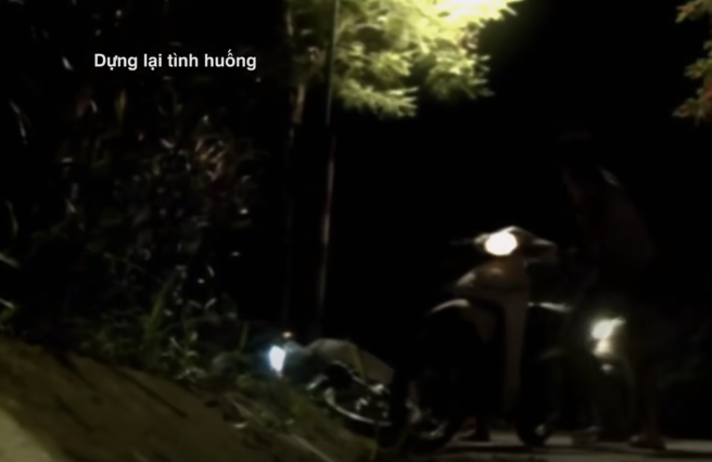 Đứa văng tục, đứa dọa đánh, đứa kề dao vào cổ buộc anh B. phải đứng im để chúng lục soát lấy đi tài sản là chiếc điện thoại di động iPhone Xsmax và 500 ngàn đồng. (Ảnh: ANTV)