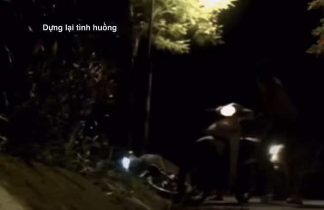 Đứa văng tục, đứa dọa đánh, đứa kề dao vào cổ buộc anh B. phải đứng im để chúng lục soát lấy đi tài sản là chiếc điện thoại di động iPhone Xsmax và 500 ngàn đồng. (Ảnh: ANTV)