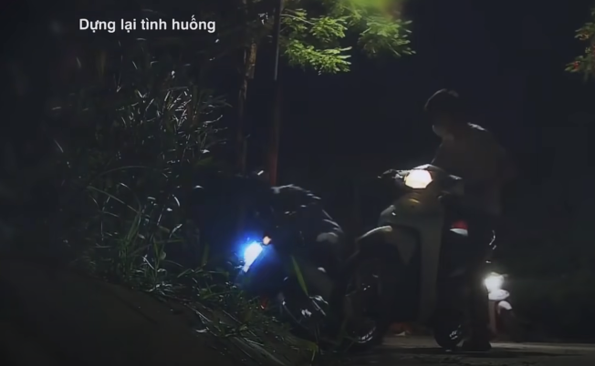 Một ngày sau, trên đường đê thôn Đình Tú (xã Cấn Hữu, huyện Quốc Oai) vợ chồng anh Nguyễn Đình S. (trú ở huyện Quốc Oai), cũng đụng ổ cướp với loang loáng dao kiếm. Nhóm đối tượng chặn đầu, dùng hung khí cướp xe máy và điện thoại di động của vợ chồng anh S rồi nhanh chóng biến mất. (Ảnh: ANTV)