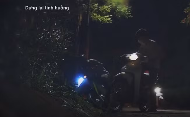 Một ngày sau, trên đường đê thôn Đình Tú (xã Cấn Hữu, huyện Quốc Oai) vợ chồng anh Nguyễn Đình S. (trú ở huyện Quốc Oai), cũng đụng ổ cướp với loang loáng dao kiếm. Nhóm đối tượng chặn đầu, dùng hung khí cướp xe máy và điện thoại di động của vợ chồng anh S rồi nhanh chóng biến mất. (Ảnh: ANTV)