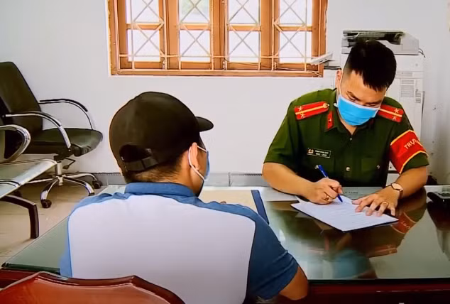 Ngày 26/1, Công an quận Hà Đông, Hà Nội nhận được trình báo của anh Trần Thanh B. (SN 2001, trú tại Trấn Yên, Yên Bái) về việc bị nhóm 4-5 đối tượng đi trên 2 xe máy chặn đường, dùng dao cướp tài sản. (Ảnh: ANTV)