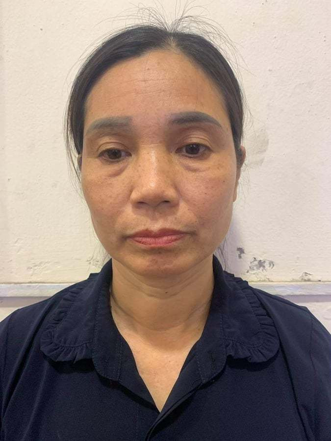  Nữ giúp việc trộm cắp tại tiệm vàng tư gia: Bà Nguyễn Thị Hoa (SN 1970, ở Nam Định) là giúp việc cho nhà chị Lương Thị A. (ở quận Đống Đa, Hà Nội). Lợi dụng lúc trông coi, bán hàng tại tiệm vàng bà Hoa đã trộm cắp một số trang sức bày bán tại cửa hàng. Ngoài ra bà Hoa còn lén vào phòng ngủ của chủ nhà để lấy trộm nhiều trang sức bằng vàng, bạc. Ngày 26/4, bà Hoa bị Công an quận Đống Đa bắt giữ. 