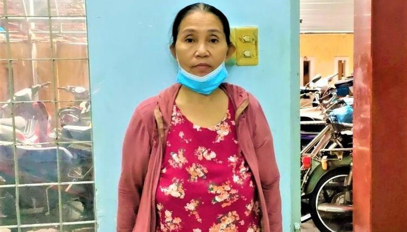  Đến ở nhờ giữa mùa dịch COVID-19, trộm vàng của bạn thân: Trong quá trình ở nhờ, dù được bạn cưu mang nhưng khi thấy bà H.T.H (55 tuổi, ngụ quận Ngũ Hành Sơn, Đà Nẵng) để 4 chỉ vàng trong túi xách, bà Lưu Thị Anh (58 tuổi, ngụ cùng địa phương) đã trộm rồi xin phép về nhà với lý do "không muốn làm phiền bạn". Ngày 15/9, bà Anh bị Công an quận Ngũ Hành Sơn bắt giữ. 