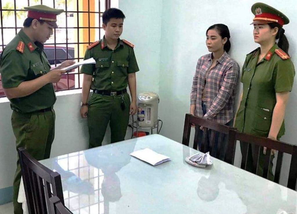  Giả cán bộ nhà nước lừa cụ bà 70 tuổi trộm tiền, vàng: Ngày 10/3, Nguyễn Thị Thịnh (32 tuổi, ở huyện Phú Ninh, Quảng Nam) vào nhà cụ N.T.T (70 tuổi ở huyện Núi Thành) giả là cán bộ nhà nước để lợi dụng lúc cụ bà sơ hở đã lấy trộm của bà 9 triệu đồng tiền mặt và gần 6 chỉ vàng, có tổng giá trị là 35 triệu đồng.