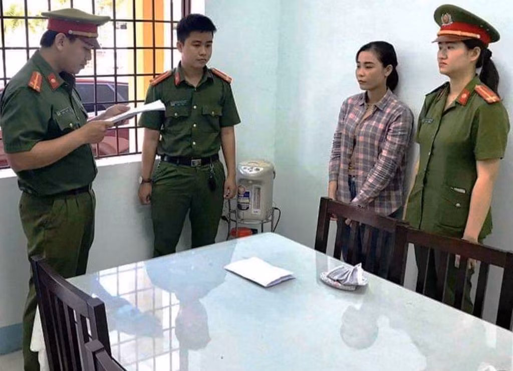  Giả cán bộ nhà nước lừa cụ bà 70 tuổi trộm tiền, vàng: Ngày 10/3, Nguyễn Thị Thịnh (32 tuổi, ở huyện Phú Ninh, Quảng Nam) vào nhà cụ N.T.T (70 tuổi ở huyện Núi Thành) giả là cán bộ nhà nước để lợi dụng lúc cụ bà sơ hở đã lấy trộm của bà 9 triệu đồng tiền mặt và gần 6 chỉ vàng, có tổng giá trị là 35 triệu đồng.