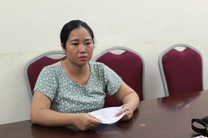  Mua đồ ăn trộm luôn túi chứa tiền, vàng của chủ quán: Ngày 22/7, Phạm Thị Phương (SN 1986, trú TP Móng Cái, Quảng Ninh) điều khiển xe máy tới cửa hàng tạp hóa ở TP Móng Cái. Lợi dụng lúc chủ quán đang làm đồ ăn, Phương lấy trộm túi sách của chủ quán. Trong túi sách có 1 dây chuyền vàng, 1 mặt dây chuyền vàng, 2 chiếc nhẫn vàng... 