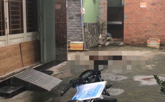 Trước đó, vụ chém lìa đầu nạn nhân xảy ra chiều 26/9, người dân tại hẻm 645 Trần Xuân Soạn, phường Tân Hưng, quận 7 nghe thấy tiếng la hét từ một căn nhà. Ít phút sau, người dân phát hiện đầu người (là nam giới) xuất hiện trên mặt đường, cách đó không xa là phần thi thể nằm trong chuồng gà. Thời điểm xảy ra vụ việc, người dân chứng kiến nghi phạm cố thủ trong nhà nên trình báo Công an.