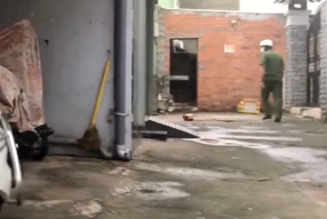 Danh tính nạn nhân được xác định là ông V. (45 tuổi, ngụ hẻm 645), thuê trọ bán tạp hóa, sống cùng vợ và hai con tại con hẻm trên đường Trần Xuân Soạn, phường Tân Hưng (quận 7). Hiện trường xảy ra án mạng là phòng trọ nơi nạn nhân thuê nuôi gà. Qua công tác khám nghiệm hiện trường, bước đầu Công an xác định Huy dùng dao dài hơn 30 cm tấn công khiến ông V. gục xuống rồi mới cắt lìa đầu nạn nhân. 