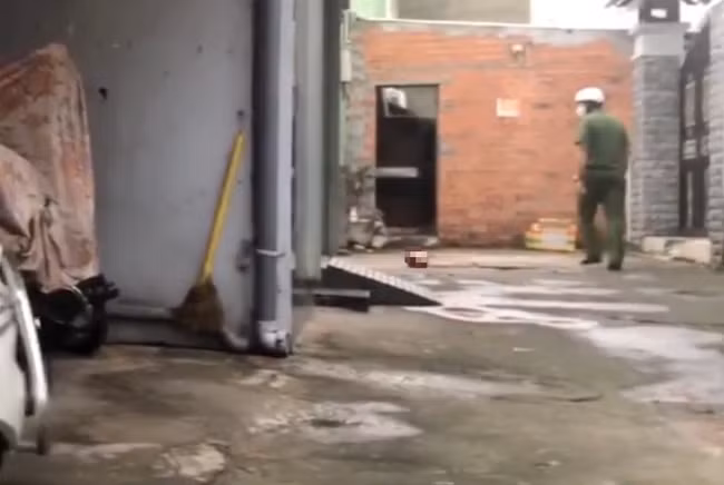 Danh tính nạn nhân được xác định là ông V. (45 tuổi, ngụ hẻm 645), thuê trọ bán tạp hóa, sống cùng vợ và hai con tại con hẻm trên đường Trần Xuân Soạn, phường Tân Hưng (quận 7). Hiện trường xảy ra án mạng là phòng trọ nơi nạn nhân thuê nuôi gà. Qua công tác khám nghiệm hiện trường, bước đầu Công an xác định Huy dùng dao dài hơn 30 cm tấn công khiến ông V. gục xuống rồi mới cắt lìa đầu nạn nhân. 