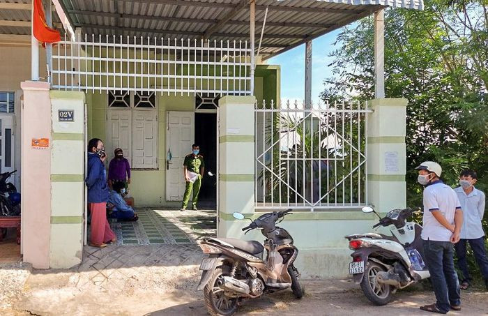  Chồng bàng hoàng phát hiện vợ và 2 con nhỏ tử vong: Sáng 29/9, anh Nguyễn Thanh Tâm (trú TP Phan Rang - Tháp Chàm, Ninh Thuận) đi làm về thì bàng hoàng phát hiện phát hiện 2 con nhỏ bị siết cổ tử vong, vợ đang trong tư thế treo cổ. Ba người tử vong là chị Trần Thị Kim Oanh (31 tuổi) và 2 con tên Nguyễn Thanh Tiến (6 tuổi), Nguyễn Thị Thanh Mai (4 tuổi). 