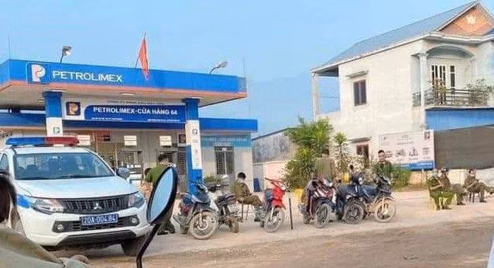  Nữ nhân viên bán xăng bị sát hại lúc rạng sáng: Trong lúc đang trực bán xăng dầu tại cửa hàng xăng ở huyện Đại Từ, tỉnh Thái Nguyên, chị Đ. (SN 1984, trú cùng địa phương) bị một người đàn ông, nghi là chồng cũ sát hại. Sau đó người này cũng tự sát nhưng được phát hiện và đưa đi bệnh viện cấp cứu. 