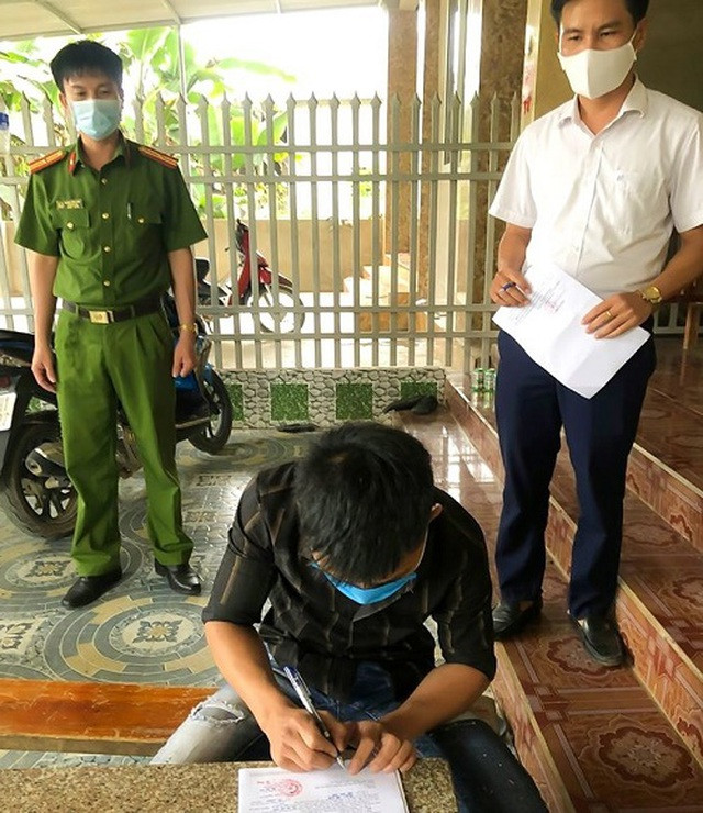  Tự ý rời khỏi nhà khi đang cách ly, nam thanh niên bị phạt: Vừa trở về quê và đang trong diện phải cách ly, theo dõi y tế tại nhà nhưng Lô Văn Thuận (SN 1997 trú xã Châu Hồng, huyện Quỳ Hợp, Nghệ An) đã tự đi ra ngoài khi chưa được phép. Ngày 29/9, UBND huyện Quỳ Hợp xử phạt 15 triệu đồng. (Ảnh minh hoạ)