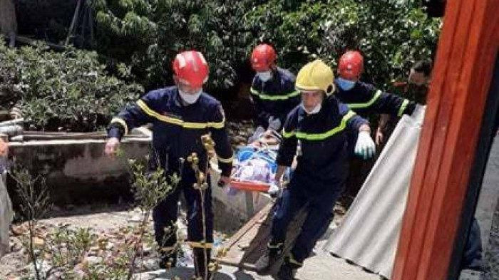  Bị điện giật tử vong khi đang thi công mái tôn: Sáng 29/9, tại xã Quảng Lộc, huyện Quảng Xương (Thanh Hóa) anh Dương Văn Quý (SN 1977, ngụ TP Thanh Hóa) đang trong quá trình thi công lợp mái tôn, do bất cẩn để cạnh tấm lợp cứa vào dây điện khiến anh Quý bị điện giật tử vong. 