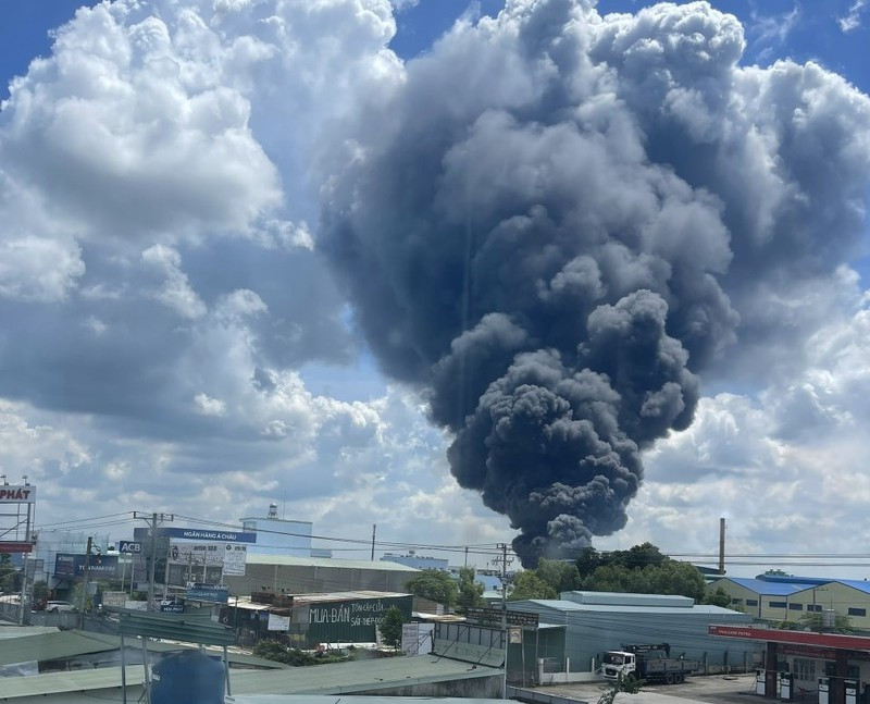  Cháy lớn tại công ty sản xuất mút xốp ở Bình Dương: Trưa 22/9, tại Công ty TNHH Tài Phú (chuyên sản xuất mút xốp) ở Khu công nghiệp Nam Tân Uyên, thị xã Tân Uyên, Bình Dương đã xảy ra cháy. Ngọn lửa đang bao trùm nhiều khu nhà xưởng của công ty, diện tích cháy ước tính ban đầu lên tới khoảng hàng ngàn mét vuông.