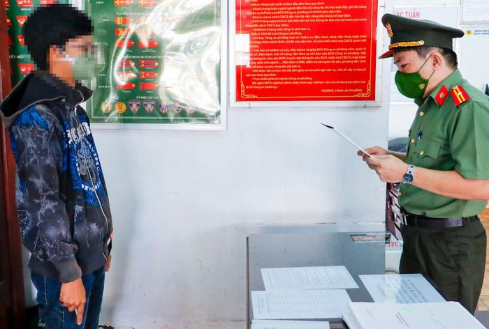  Bịa chuyện xã, phường lấy tiền xử phạt mang về nhà cất trong két sắt: Ngày 21/9, Công an TP Cần Thơ xử phạt N.K.N. (25 tuổi, tạm trú phường Xuân Khánh, quận Ninh Kiều) 5 triệu đồng về hành vi sử dụng mạng xã hội vu khống "xã, phường lấy tiền xử phạt mang về nhà bỏ két sắt". 