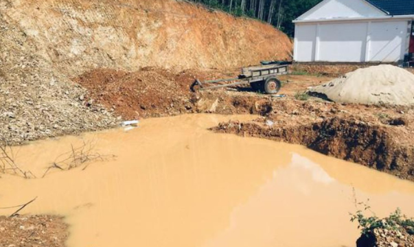  Cháu bé 4 tuổi nghi rơi xuống hố, đuối nước tử vong: Sáng 21/9, cháu P.H.Đ. (SN 2017, trú huyện Tân Kỳ, Nghệ An theo bố đi làm giàn mát cho nhà người quen gần nhà. Trong lúc bố làm việc thì cháu Đ. cầm đèn Trung thu chạy chơi quanh vườn. không thấy cháu Đ. đâu mọi người mới chia nhau đi tìm thì phát hiện cháu Đ. tử vong dưới hố nước. 