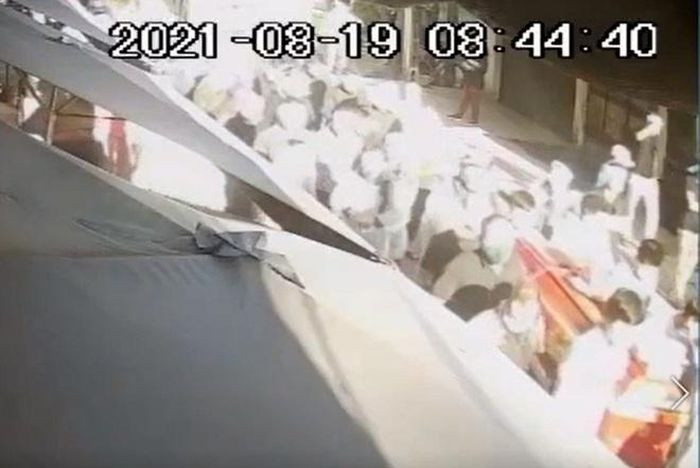  Kỷ luật Chủ tịch, Phó Chủ tịch xã tại Hà Nội: Ngày 21/9, UBND huyện Đan Phượng (Hà Nội) đã kỷ luật cảnh cáo đối với Chủ tịch là ông Nguyễn Trần Quyết và ông Lê Huy Hiệp Phó Chủ tịch xã Thọ An - nơi xảy ra vụ việc tập trung đông người trong một đám tang tại địa phương khi TP Hà Nội giãn cách xã hội để phòng chống dịch COVID-19.