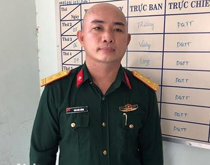  Giả mạo trung tá đặc công để thông chốt: Ngày 21/9, Công an tỉnh Đồng Nai cho biết, Văn Đức Hùng (SN 1991, trú TP Biên Hòa, Đồng Nai) mặc trang phục quân đội, quân hàm trung tá, quân hiệu binh chủng đặc công, điều khiển xe ô tô tới chốt phong tỏa kiểm dịch ở TP Biên Hòa, đề nghị lực lượng chức năng cho qua. Tuy nhiên, Hùng bị cơ quan chức năng phát hiện giả mạo. 