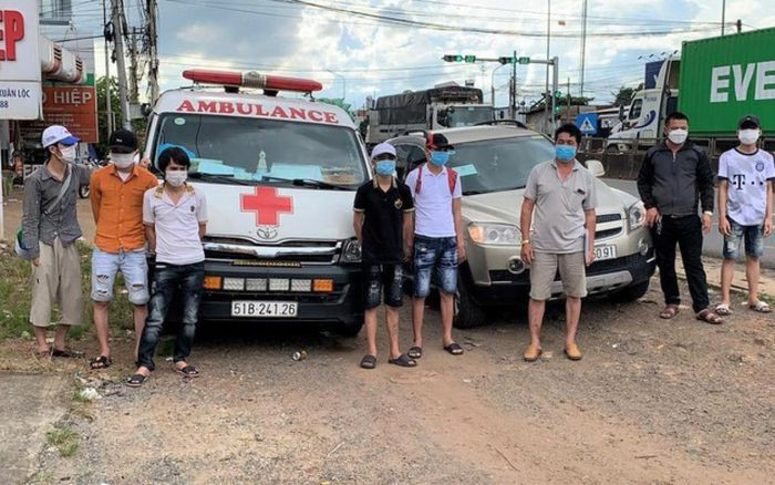  Lợi dụng xe cấp cứu đưa 6 người qua chốt kiểm dịch: Ngày 21/9, Công an tỉnh Đồng Nai cho biết, vừa phát hiện tài xế Đoàn Mạnh Thắng (SN 1972, ở TP Long Khánh) đã sử dụng xe cấp cứu để chở người qua chốt kiểm soát dịch trên địa bàn huyện Xuân Lộc với giá 2 triệu đồng. Hiện cơ quan chức năng đang điều tra xử lý theo quy định. 