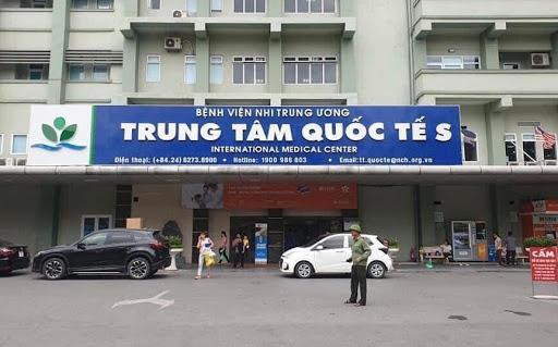 Bệnh viện xác nhận bé gái đã chết trước khi được đưa vào viện và trên người có dấu hiệu bị bạo hành nên đã báo cơ quan Công an. 