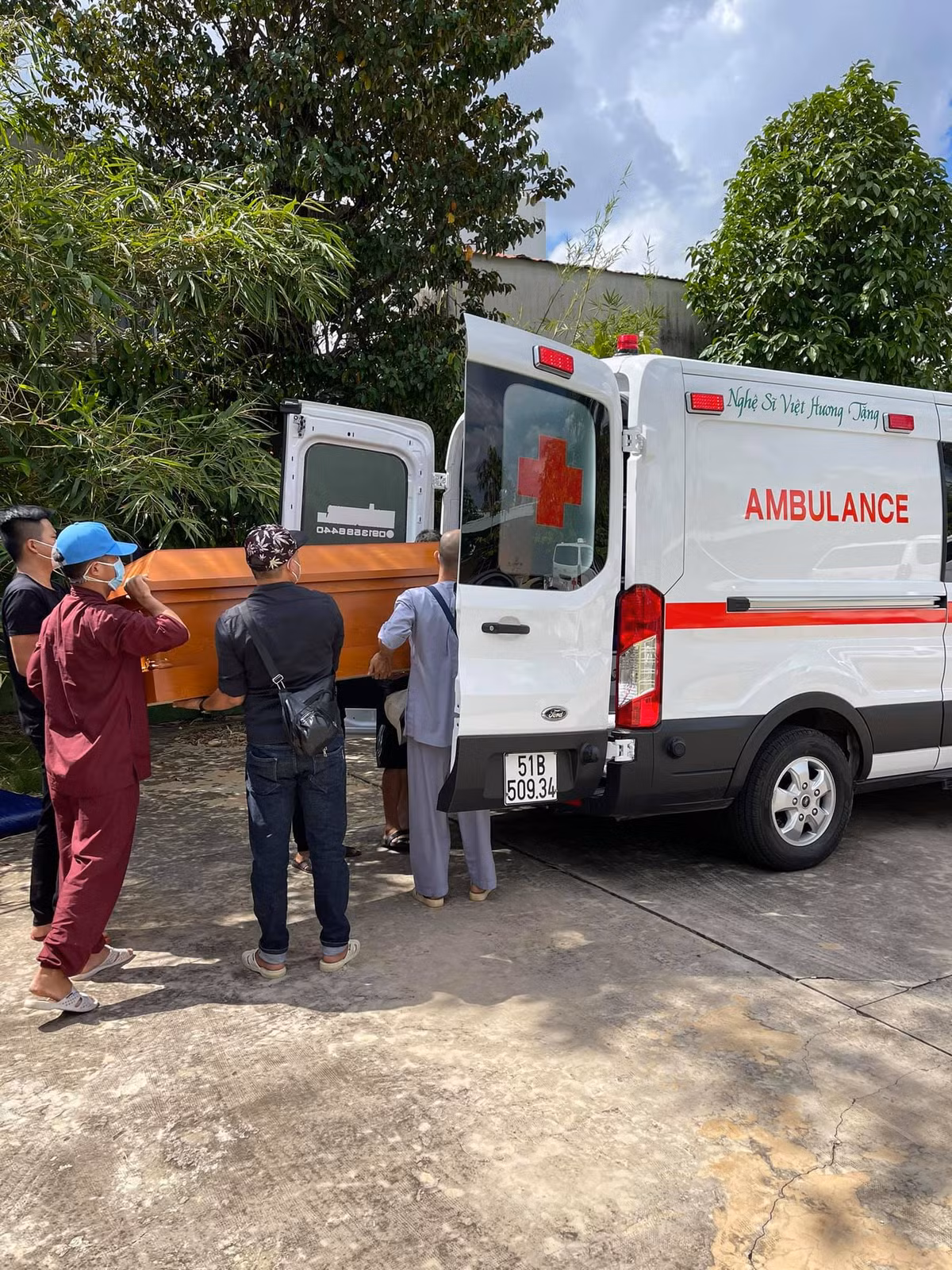 Ông Đoàn Ngọc Hải thông báo trên Facebook: "Bạn nào ủng hộ quan tài cho người nghèo cứ chở đến nhà tôi. Đừng nhắn tin cho tôi, gia đình các bạn gặp khó khăn cứ đến nhà riêng của tôi mà lấy hòm quan tài nhé. Địa chỉ nhà tôi 246/11 Bình Quới, phường 28, quận Bình Thạnh (phục vụ 24/24 giờ). Trường hợp đặc biệt nghèo có người uy tín giới thiệu, tôi sẽ đích thân chở hòm, quan tài cho gia đình các bạn". 