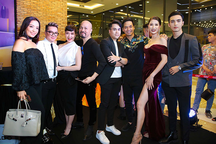 Người mẫu Thúy Hằng, Vân Dung, NTK Việt Hùng, MC Thái Dũng, MC Phan Anh (lần lượt từ trái sang phải) chụp ảnh cùng dàn diễn viên phim.