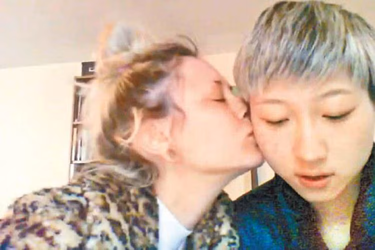 Ngô Ỷ Lợi tức giận khi con gái không chịu làm việc kiếm sống mà lại quay clip cầu cứu, thậm chí còn nói là con gái của Thành Long.