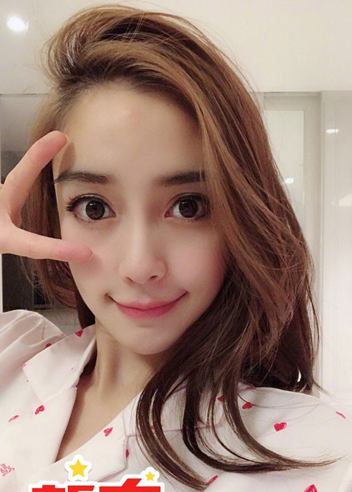 Ngoài nhan sắc thăng hoa sau khi làm mẹ, sự nghiệp thành công, Angelababy hiện có một tổ ấm hạnh phúc. Cô được ông xã cưng chiều, gia đình chồng yêu quý. Ảnh:Weibo