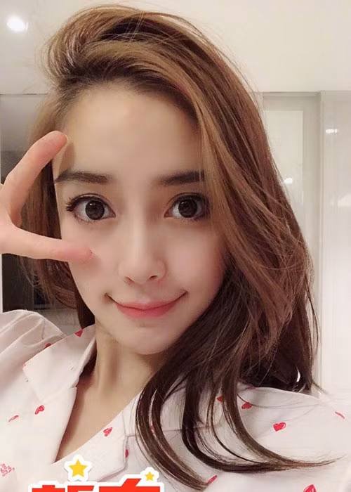 Ngoài nhan sắc thăng hoa sau khi làm mẹ, sự nghiệp thành công, Angelababy hiện có một tổ ấm hạnh phúc. Cô được ông xã cưng chiều, gia đình chồng yêu quý. Ảnh:Weibo