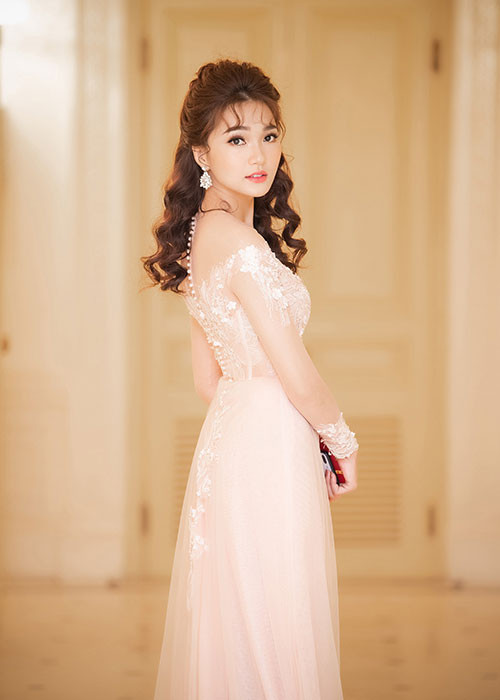 Ngọc Nữ tên đầy đủ là Nguyễn Thị Ngọc Nữ. Cô gây chú ý khi lọt top 10 Hoa hậu Hoàn vũ Việt Nam 2017 đồng thời đoạt giải Người đẹp ảnh của cuộc thi.