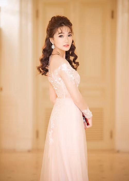 Ngọc Nữ tên đầy đủ là Nguyễn Thị Ngọc Nữ. Cô gây chú ý khi lọt top 10 Hoa hậu Hoàn vũ Việt Nam 2017 đồng thời đoạt giải Người đẹp ảnh của cuộc thi.