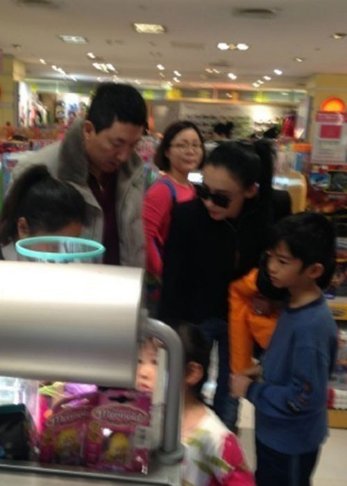 Vị đại gia Singapore khá thân thiết với hai con trai của Bá Chi. Ảnh: Weibo