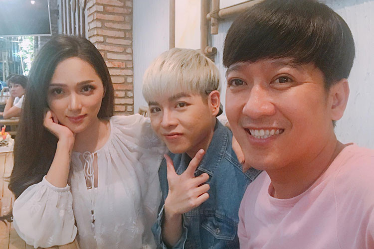 Hương Giang, Trường Giang và Đức Phúc ghi hình cho một gameshow.