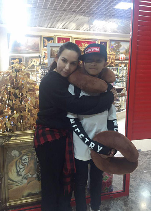 Hồ Văn Cường rất hạnh phúc khi trở thành con nuôi của Phi Nhung.