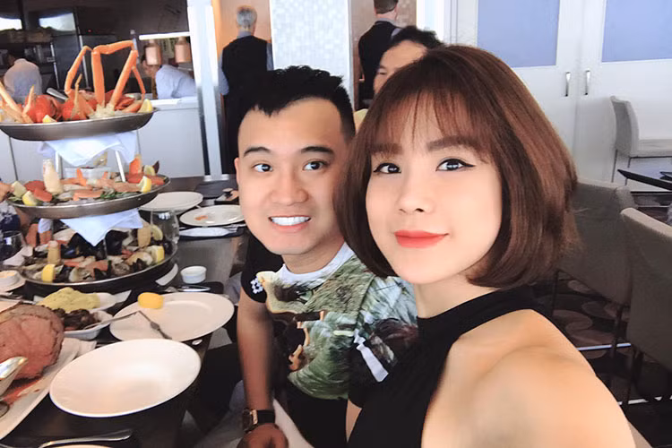 “Anh yêu em nhiều lắm. Đi ngủ sớm đây. Mai dậy lại được gặp người yêu. Nhớ em nhiều lắm”, Đức Phạm nhắn nhủ Diệp Lâm Anh.