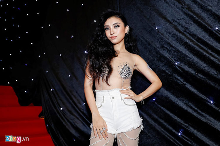 Gần đây, Tiêu Châu Như Quỳnh liên tục mặc phản cảm trên thảm đỏ. Ảnh: Zing