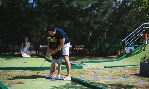 Nam diễn viên dạy con trai của Hà Hồ đánh golf. Ảnh: Ngoisao