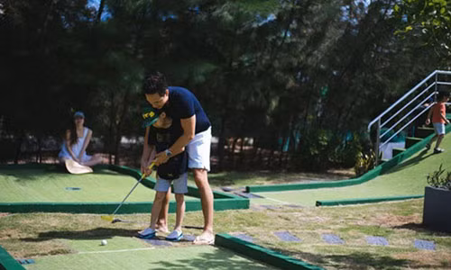 Nam diễn viên dạy con trai của Hà Hồ đánh golf. Ảnh: Ngoisao