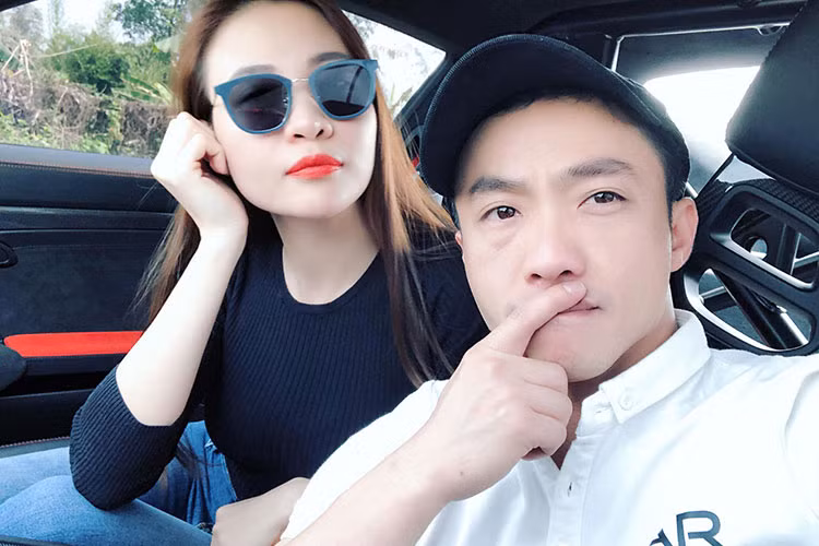 Nữ người mẫu và bạn trai doanh nhân dính như sam trong suốt chuyến đi. Ảnh: FBNv