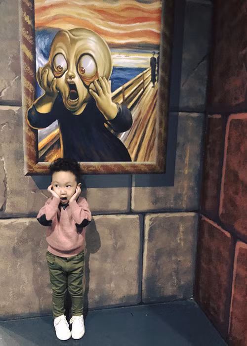 Con trai của cặp đôi sao Việt Tuấn Hưng - Hương Baby biết diễn sâu trước ống kính.