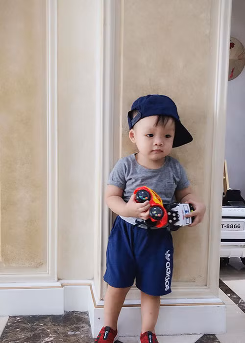 Con trai của Dương Cẩm Lynh đi cắt tóc.