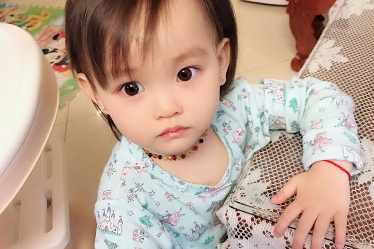 Con gái của Hồng Quế càng lớn càng đáng yêu.