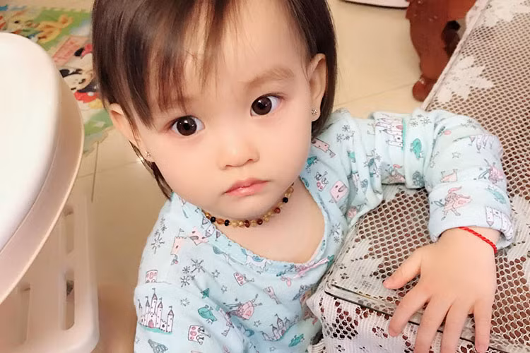 Con gái của Hồng Quế càng lớn càng đáng yêu.