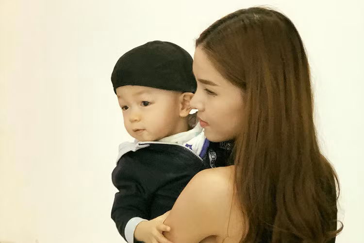 Kỳ Hân cảm thấy đau lòng khi con trai ốm, quấy khóc.