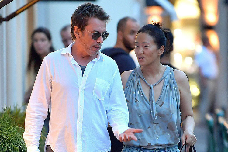 Người hâm mộ cảm thấy vui mừng khi Củng Lợi và bạn trai ngày càng mặn nồng. Trước khi đến với Củng Lợi, Jean Michel Jarre từng trải qua 3 lần đò.