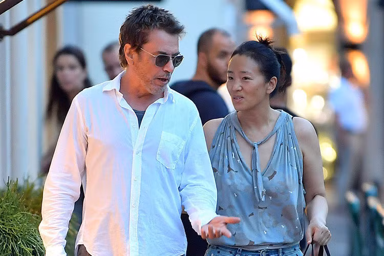 Người hâm mộ cảm thấy vui mừng khi Củng Lợi và bạn trai ngày càng mặn nồng. Trước khi đến với Củng Lợi, Jean Michel Jarre từng trải qua 3 lần đò.