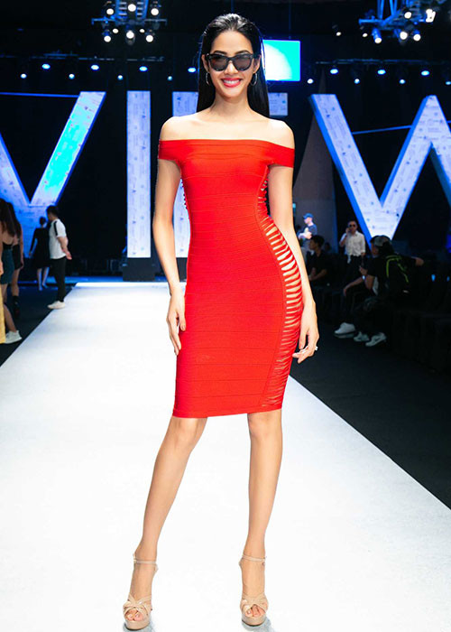 Trong buổi tổng duyệt, Á hậu Hoàng Thùy cũng lựa chọn phong cách gợi cảm.