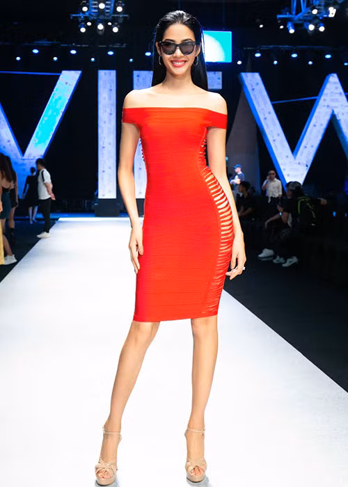 Trong buổi tổng duyệt, Á hậu Hoàng Thùy cũng lựa chọn phong cách gợi cảm.