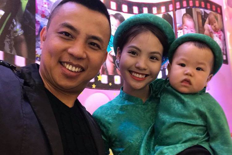 Tuy nhiên, trong một chương trình, vợ chồng Chí Anh không ngại kể tật xấu của nhau. Chí Anh tiết lộ vợ hay đòi ăn quà vặt, hay đánh chồng, lười tập khiêu vũ. Ảnh: FBNV